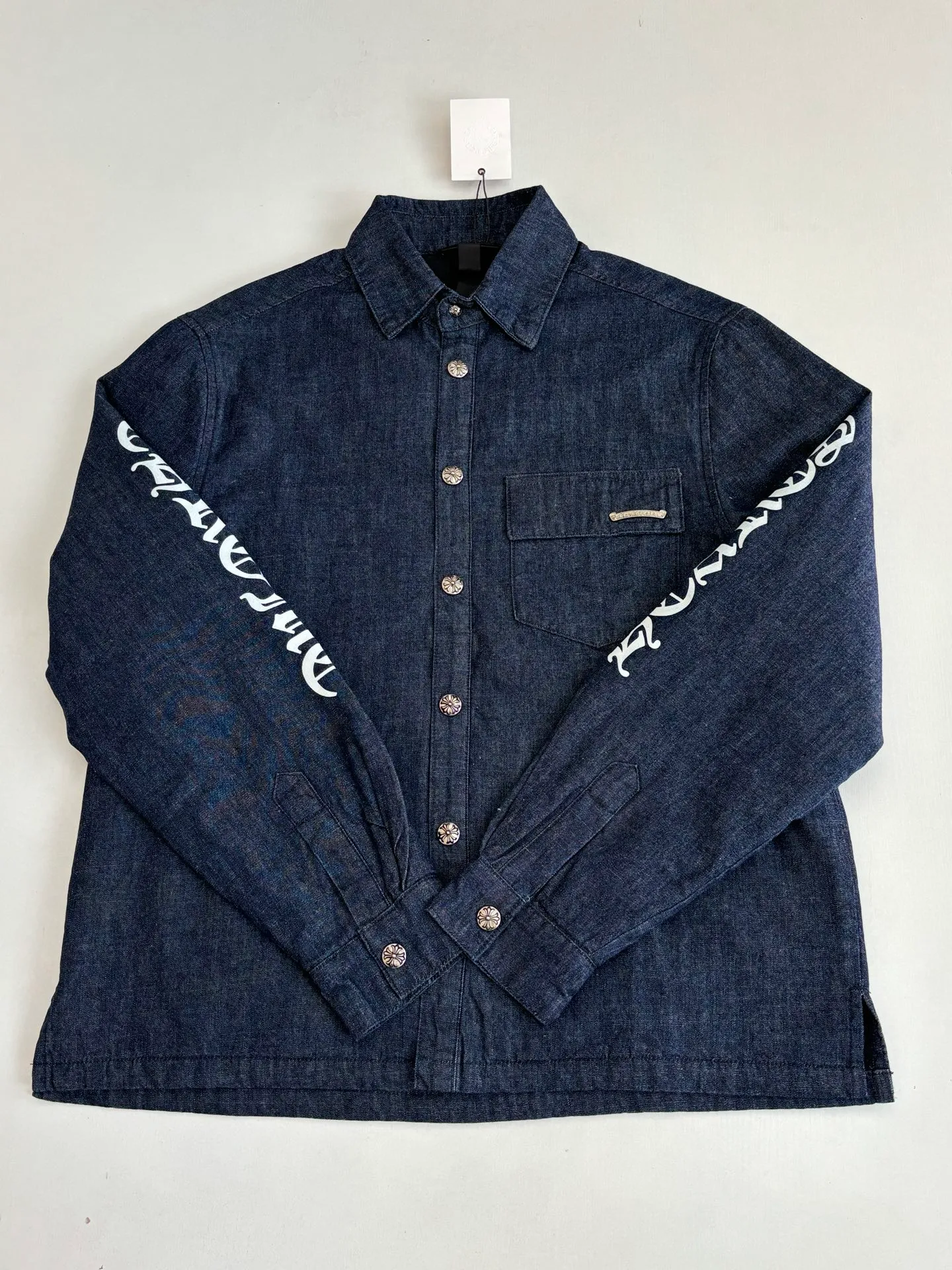P650 Chrome Hearts*/Chrome Hearts 26 new denim shirts and cotton clothes. The original domestic spot purchase is 3.4W. The development cost is extremely high. The fabric is made of high-density pure cotton twill denim imported from Italy. It is washed and tested N times according to the original color. The jacquard lining requires a minimum order of 1,000 meters. The loss is huge. The quilting is made of Xinjiang cotton. It is thick and warm. The printing is based on the original version. It is printed with hand glue. The auxiliary material collar label is made of imported lambskin. Size: S/M/L